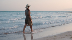 女性走在海边沙滩休息散步23秒视频