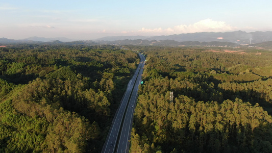 航拍森林中的高速公路航拍视频[高等级公路]视频