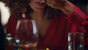 美丽的女人在餐厅吃饭11秒视频