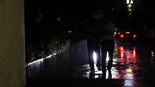 实拍下雨的夜晚缓缓走来的脚步视频