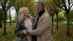 白天站在秋天公园的一对浪漫情侣的特写镜头 快乐的恋人20秒视频
