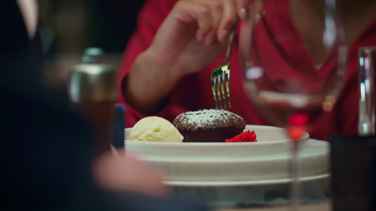关系情侣在豪华餐厅分享甜点视频