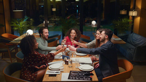 快乐的朋友聚会在餐厅喝酒28秒视频