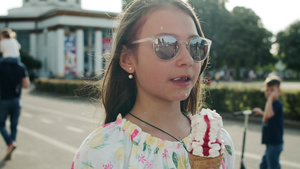 漂亮小女孩在街头吃冰淇淋甜筒11秒视频