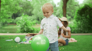 儿童在户外玩气球13秒视频