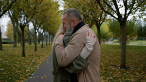 在公园里互相拥抱在一起的中年夫妇19秒视频