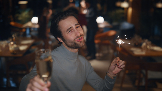 聚会的人在餐厅朋友小组会议上唱歌庆祝新年视频