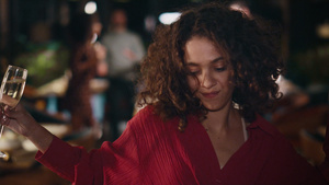 跳舞的女人在朋友聚会上享受庆祝派对17秒视频