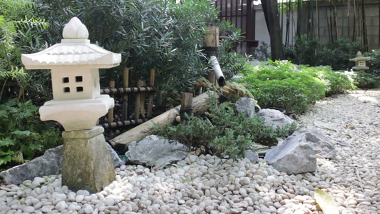 花竹流水装饰在园中视频