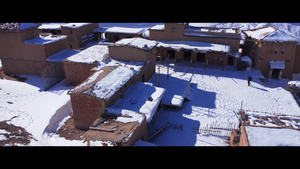 航拍新疆雪地坑中的老房子23秒视频