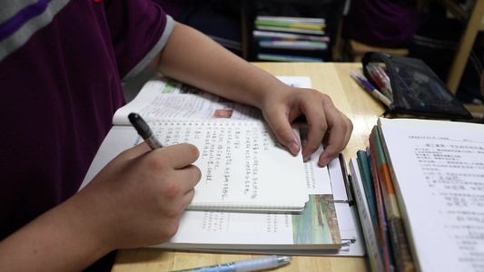 实拍晚自习学生写作业视频