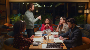 成人团体在餐桌上享受餐厅会议23秒视频