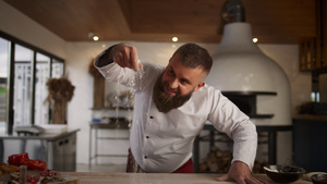 经验丰富的厨师在餐厅烹制面粉传统食谱7秒视频