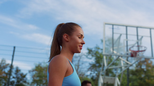与朋友一起在篮球操场上走着微笑的女子运动员7秒视频