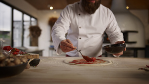 专业厨师在烹饪厨房制作比萨饼12秒视频