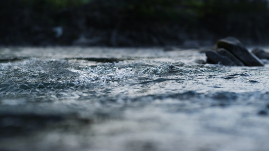 山河中流动清水的特写视频