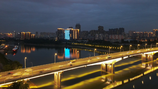 延时摄影航拍风光城市川流不息的立体交通夜景桥梁上的车流4k素材视频