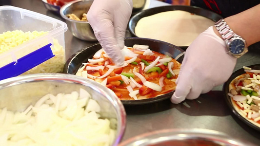 厨师在制作披萨[厨工]视频