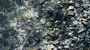 鹅卵石背景上的清洁小溪与巨大的山石9秒视频
