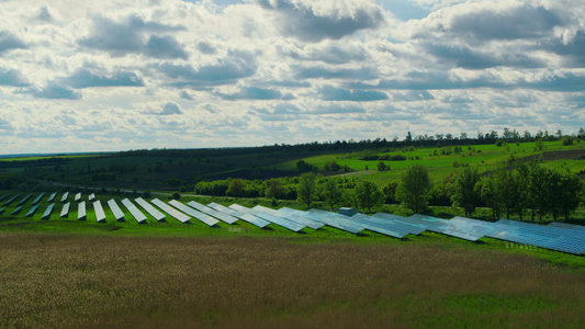 绿色自然背景下的鸟瞰图太阳能电池板公园视频