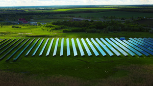 绿色田野中的无人机视图太阳能电池板公园10秒视频