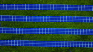 顶视图蓝色太阳能电池板行在绿草上16秒视频