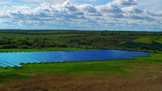 云天乡村景观中的鸟瞰图太阳能电池板公园视频