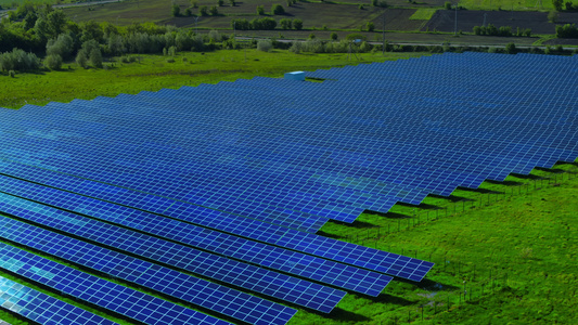自然背景下蓝色太阳能电池板的鸟瞰图视频