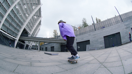 运动男子在城市街上滑滑板视频
