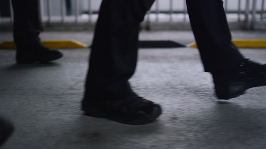 男子穿黑鞋在路上行走视频