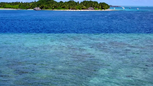 阳光明媚的完美海岸海滩之旅日出后由白沙滩背景的蓝色视频