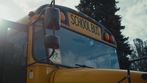 学术巴士车窗与警告标志黄色红色车灯16秒视频
