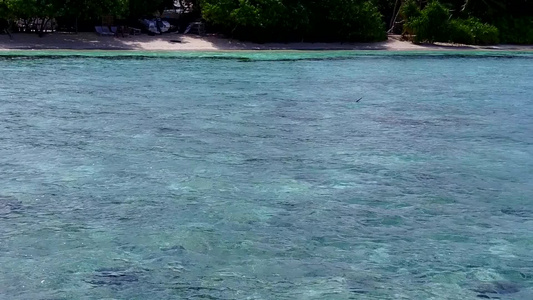 沙洲附近蓝海白沙背景完美旅游海滩时间的日间海景视频