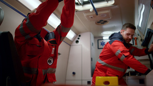 准备救护车急医疗设备的辅助医务人员27秒视频