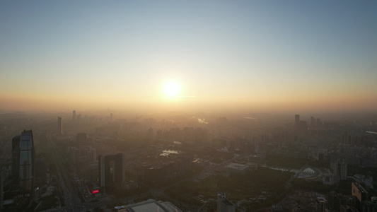 航拍日落时分的城市视频