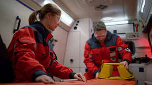 急救队辅助医务人员准备在紧急车辆上为病人进行急救26秒视频
