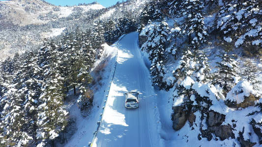 航拍冬天雪景山路上行驶的汽车4k素材视频