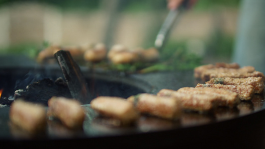 厨师在烤架上翻转肉串视频