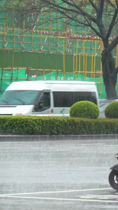 下雨天骑着电单车路口等待红绿灯的人们新闻报道视频