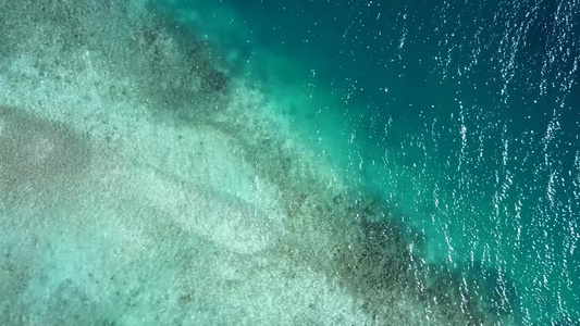 在阳光下由透明的海洋和白色沙滩背景旅行的浪漫风景完美视频