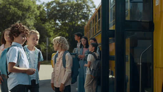 不同的学生一起站在校车上视频