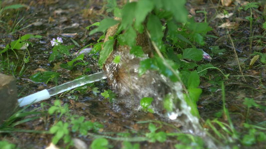 缓慢运动的水龙头从水管中灌水水流模式包括波浪和喷洒视频