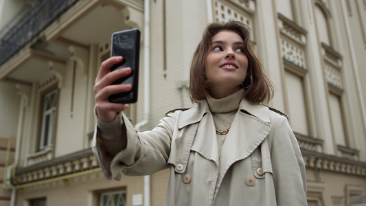 在市区街上自拍的笑女人 孩为手机摄像头胡言乱语视频