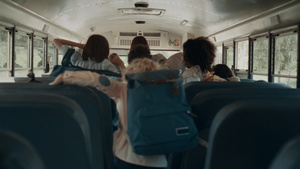 精力充沛的学生离开学业班车29秒视频