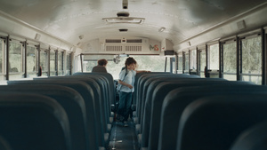多民族学童在校车上寄宿22秒视频
