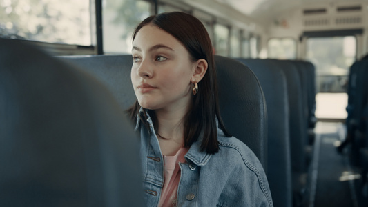 十几岁的女孩独自坐在校车上视频