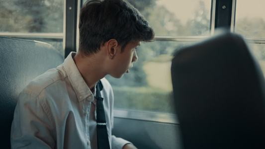 坐在公共汽车上的印度少年近距离俯视视频