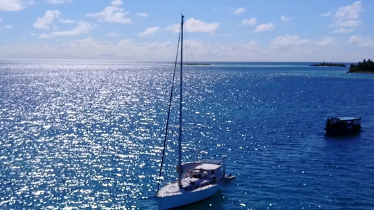 蓝色环礁湖阳光下有白色沙子背景的白沙本打破了奇异海岸视频