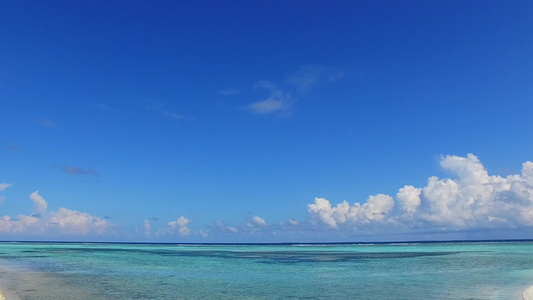 度假村附近有白色沙滩背景的蓝海完美海岸线海滩度假的视频