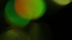 黑色背景hd上模糊的绿色光亮11秒视频